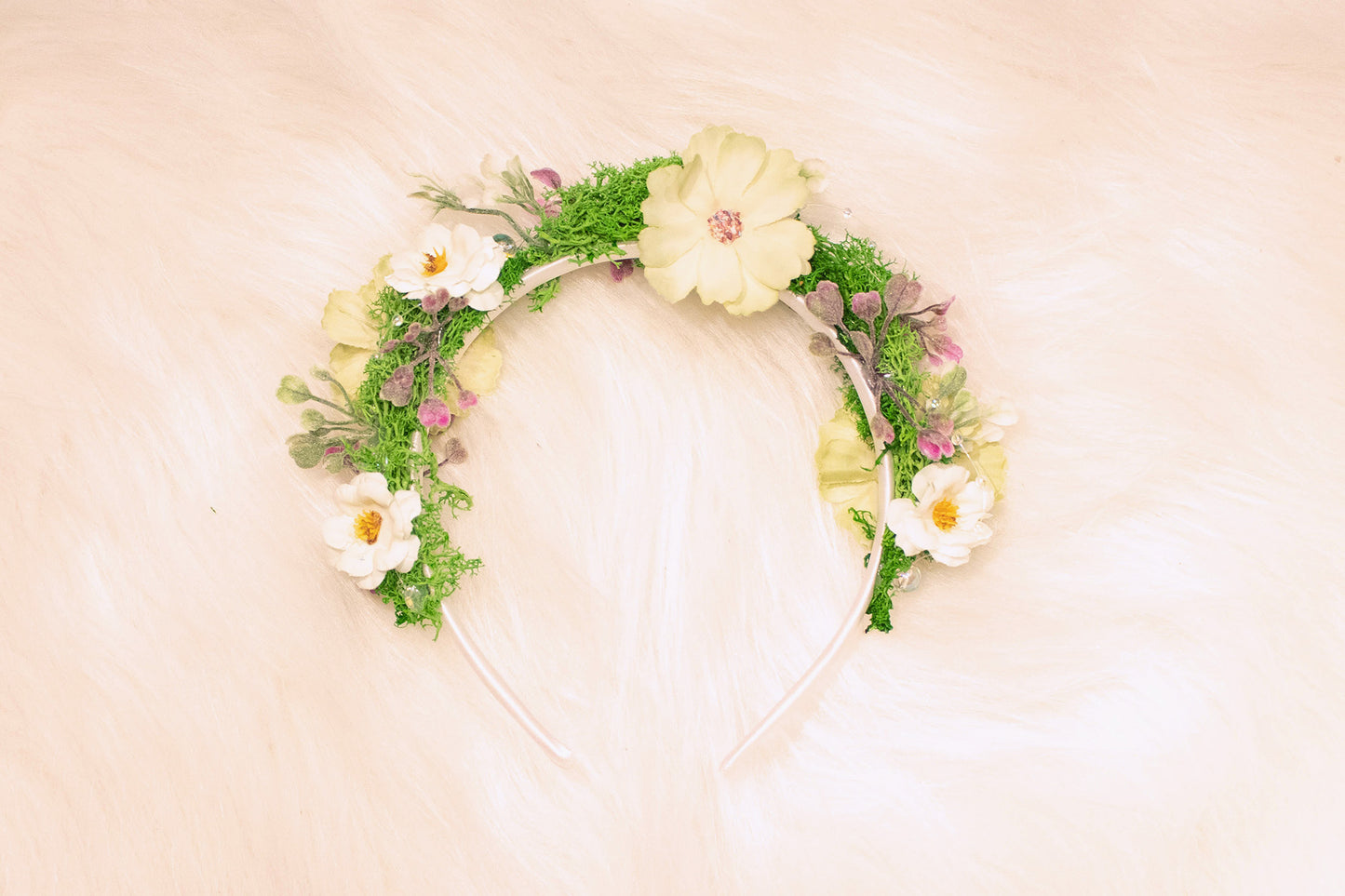 Forest Grace - Bloemenhaarband met Mos en Witte Bloemen | Handgemaakte Haaraccessoire voor Magische en Elegante stijlen | by Odette Design