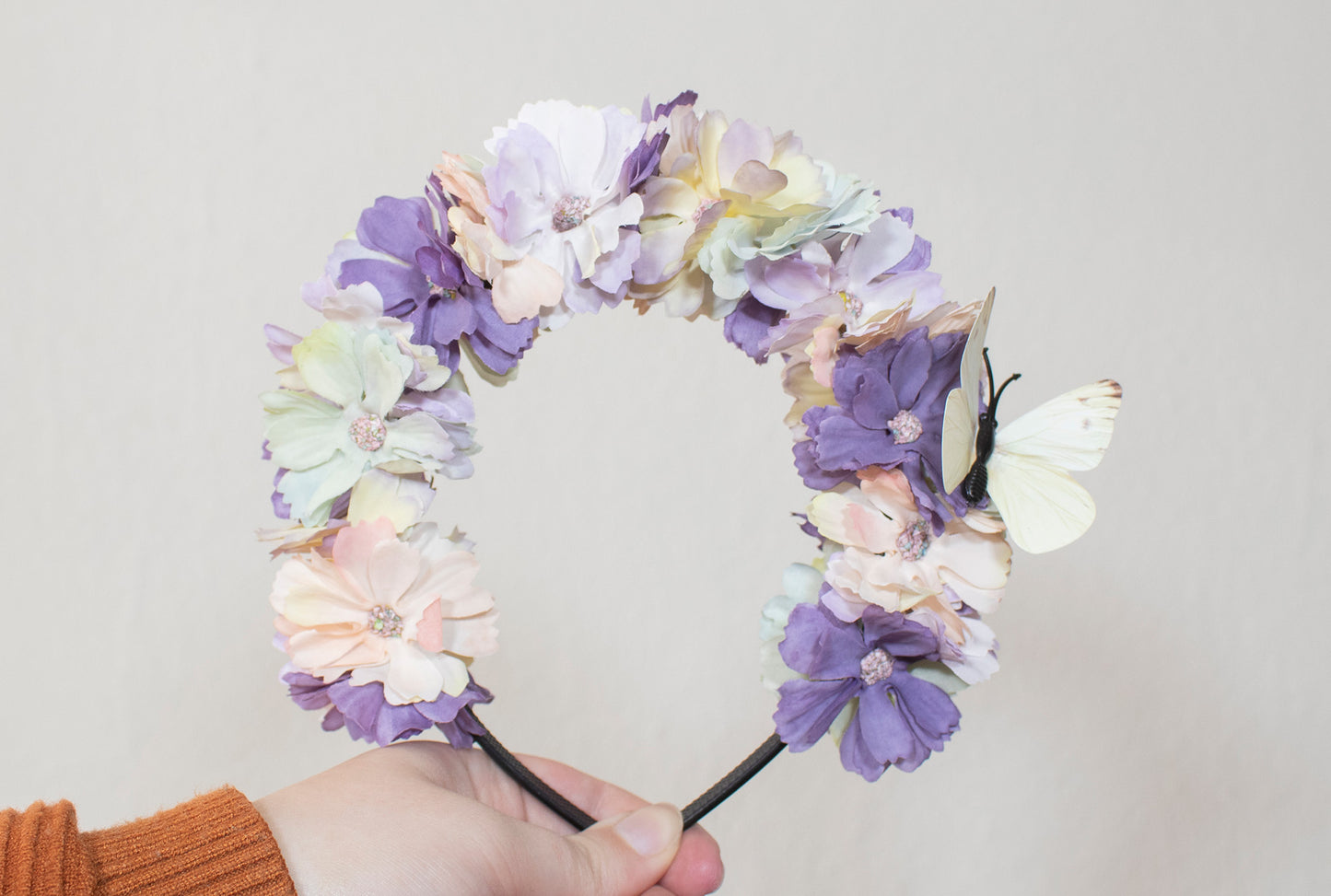 Lavender Wings - Paarse Bloemen Haarband met Vlindertje | Handgemaakte Haaraccessoire voor Magische en Elegante stijlen | by Odette Design